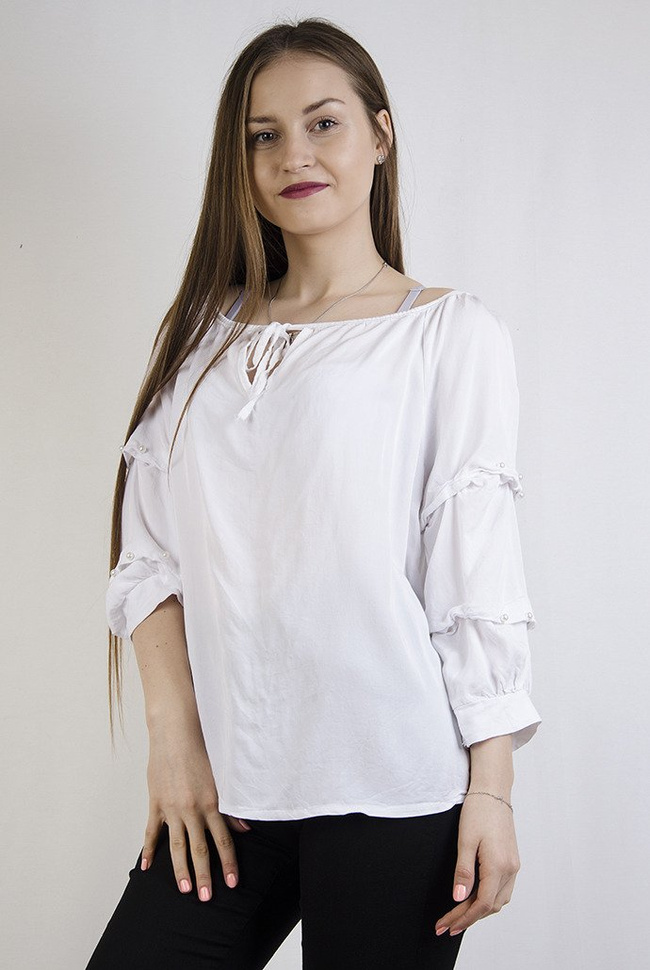 Biała bluzka z pufkami przy rękawach i koralikami