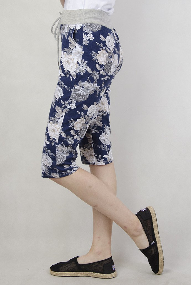 Granatowe spodnie 7/8 w jasne kwiaty