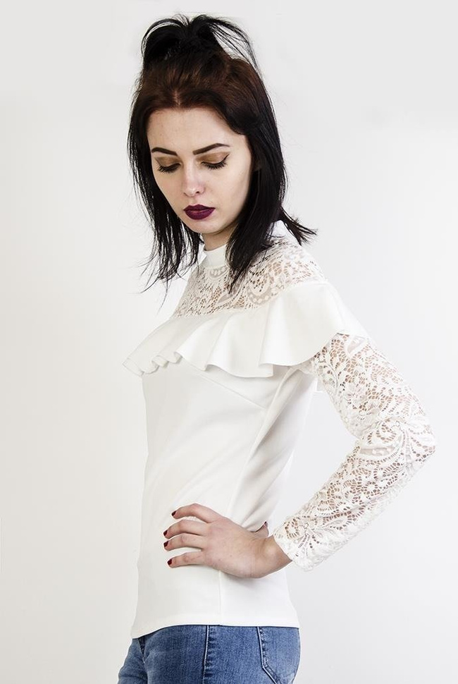 Biała bluzka z koronkowymi wstawkami i falbanką w dekolcie
