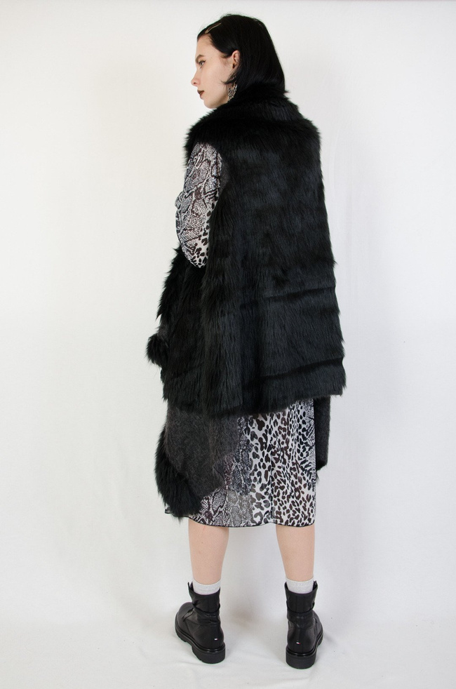  Futrzana czarna kamizelka o asymetrycznym kroju