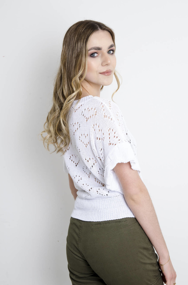 SWETEREK W SERDUSZKA AŻUROWY Z FALBANAMI PRZY RĘKAWACH- BIAŁY