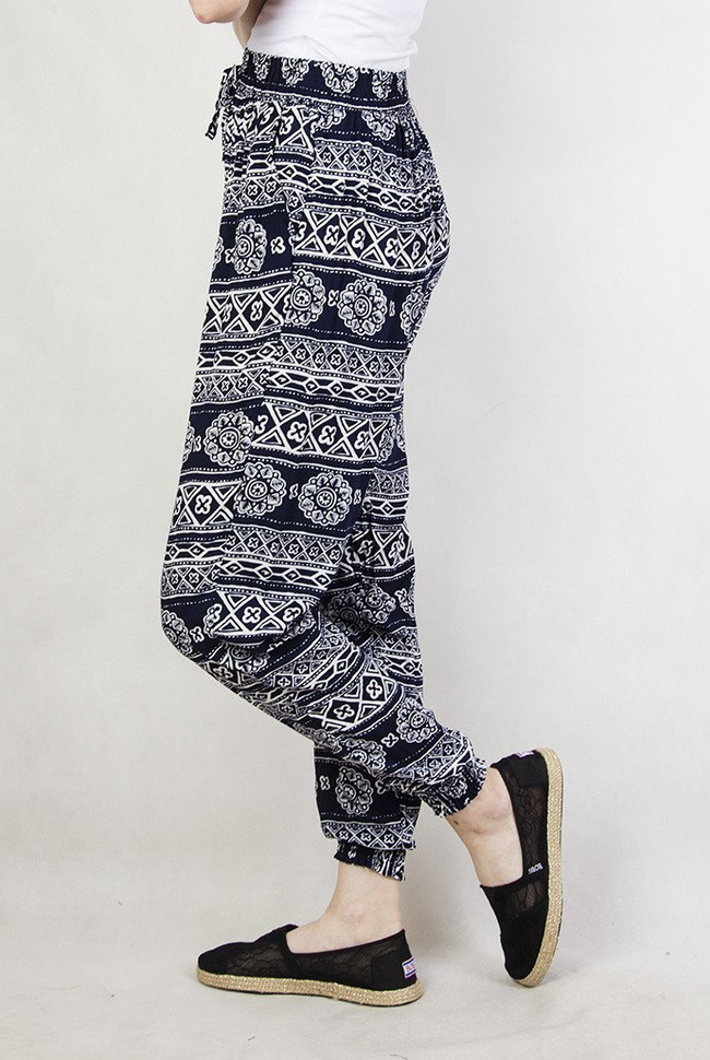 Granatowe spodnie alladynki w kwiaty i trójkąty