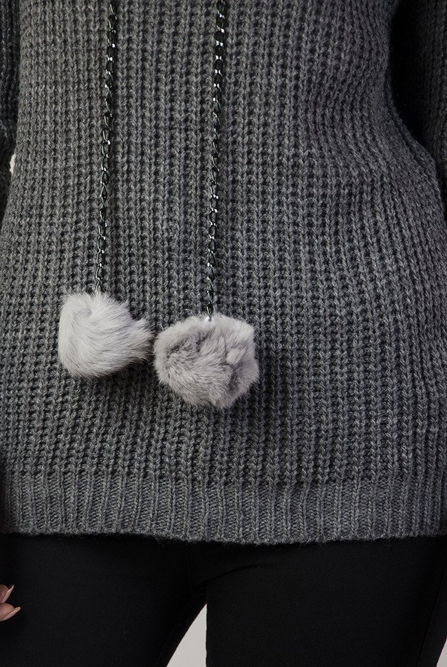 Ciemnoszary sweter z pomponami na łańcuszku