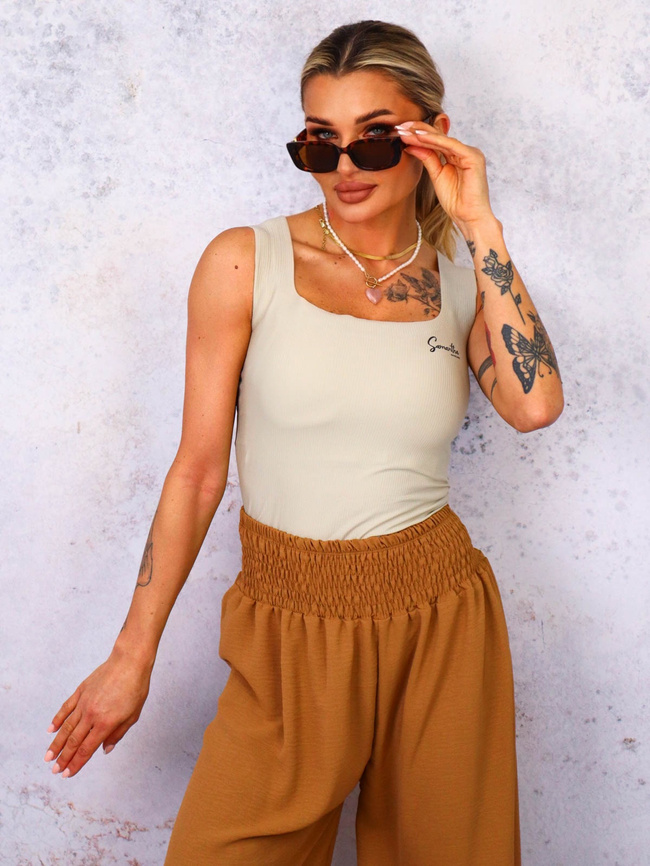 USZTYWNIANY TOP NA RAMIĄCZKACH - BEŻOWY