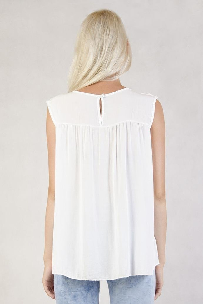 Biała bluzka z ażurowym dekoltem