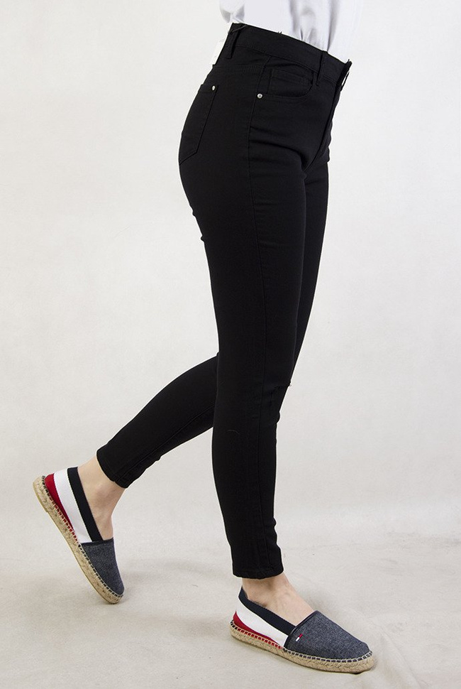 Czarne spodnie jeansowe z rozcięciami na kolanach