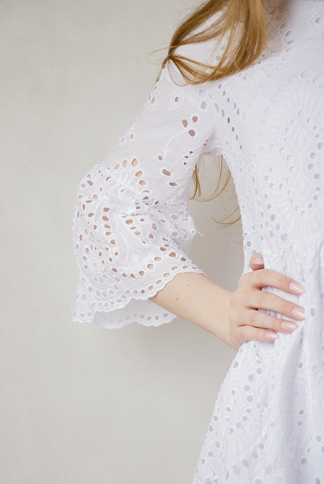 Biała ażurowa sukienka z rozszerzanymi rękawami