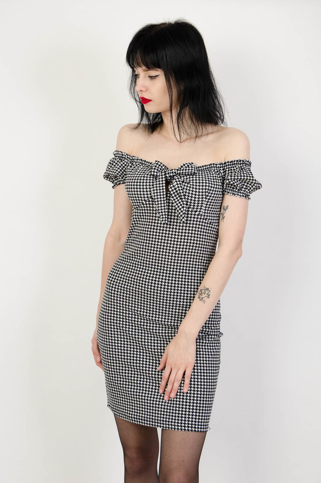 Dopasowana sukienka w pepitkę z odkrytymi ramionami