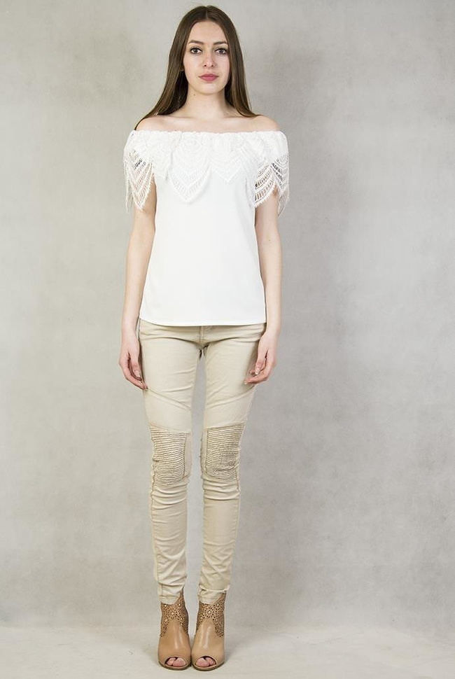 Bluzka biała z koronką na ramionach