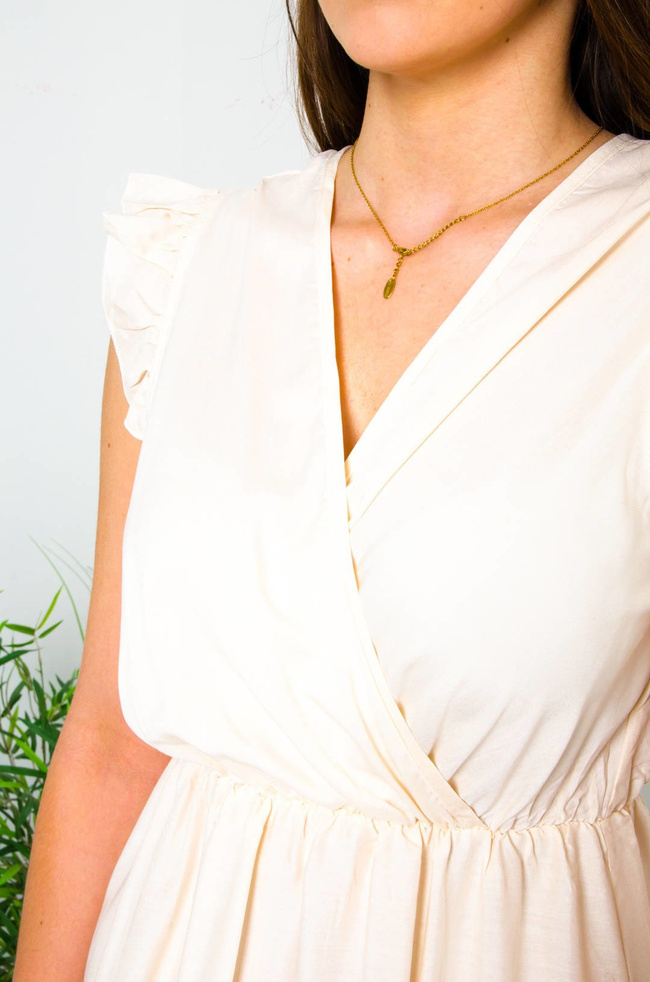 KREMOWA KRÓTKA ZWIEWNA SUKIENKA Z KOPERTOWYM DEKOLTEM