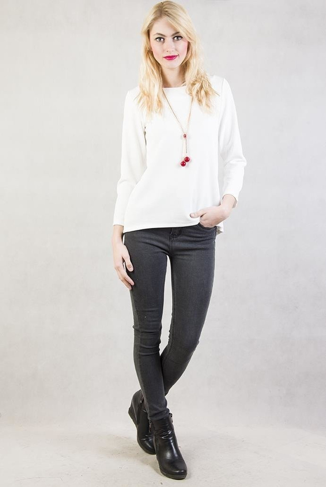 Biała bluzka z wisiorkiem