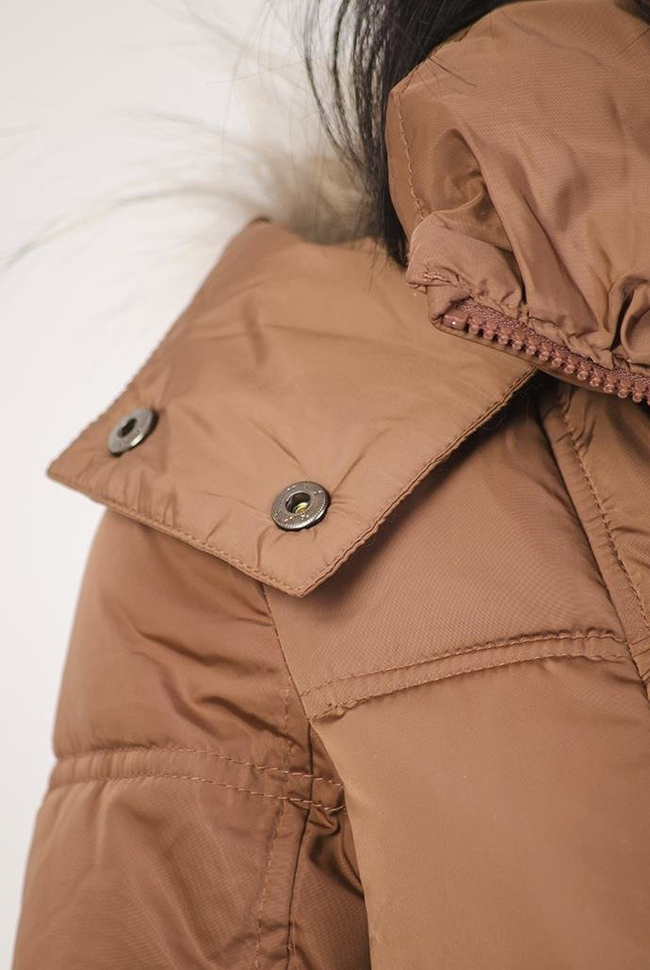Brązowa pikowana kurtka z klamrą w pasie