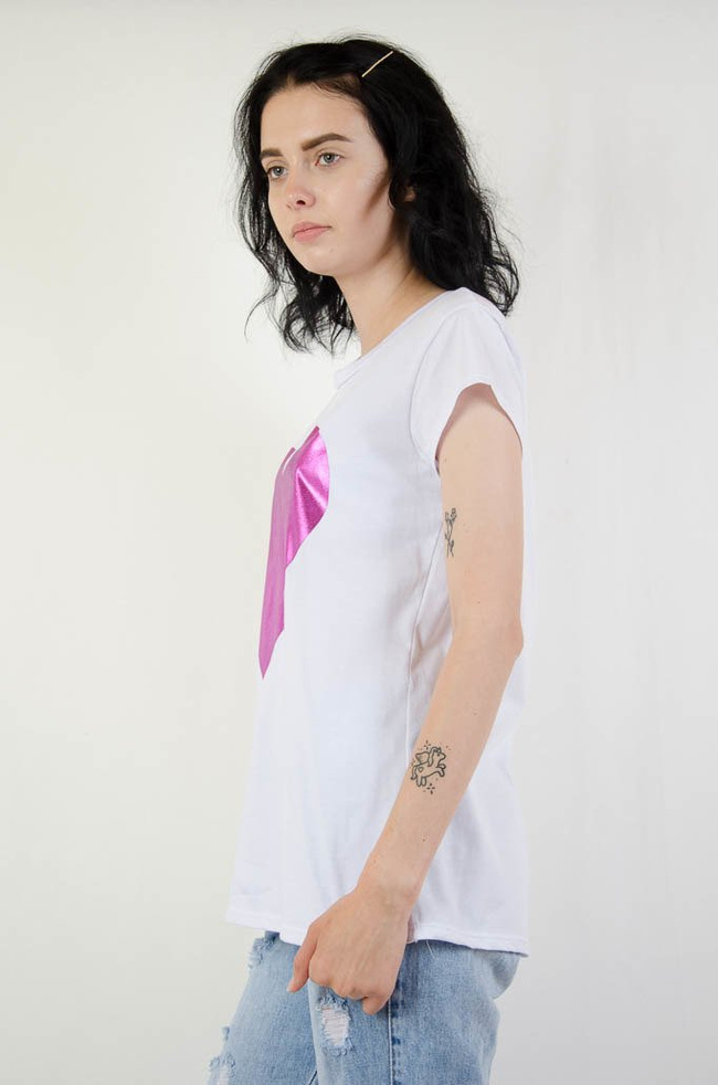 Biały T-shirt z błyszczącym sercem