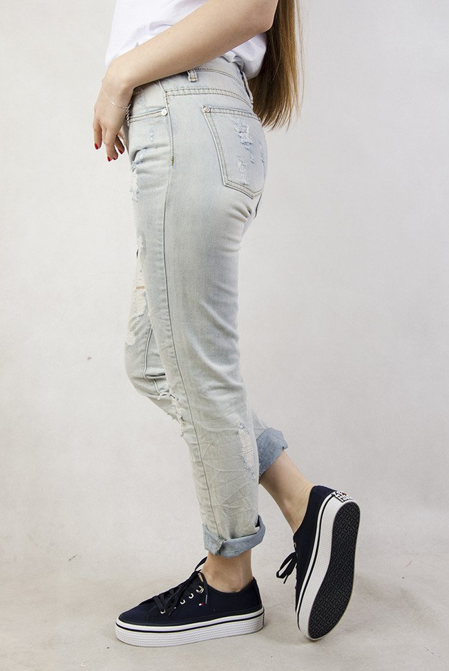 Jasne spodnie jeansowe typu boyfriend z naszywkami
