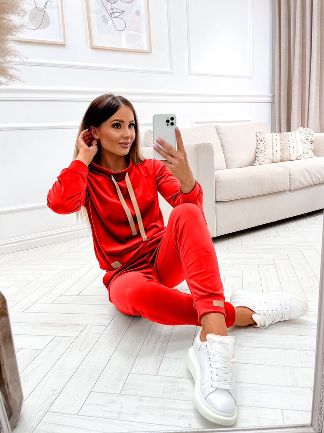 WELUROWY KOMPLET DRESOWY Z OZDOBNYMI NASZYWKAMI- CZERWONY