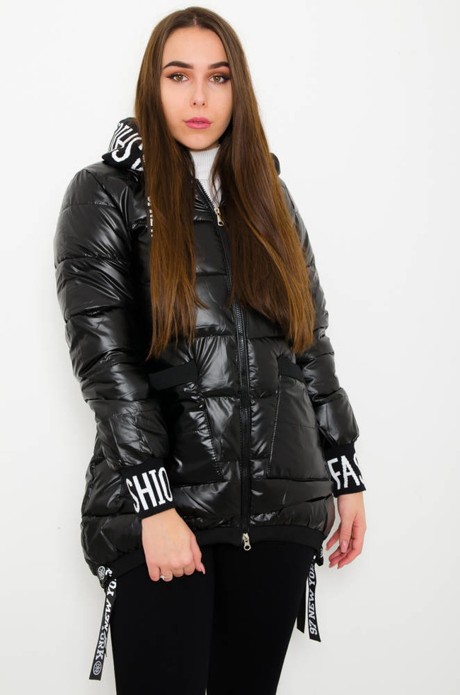 CZARNA PIKOWANA KURTKA ZIMOWA Z OZDOBNYMI WSTAWKAMI