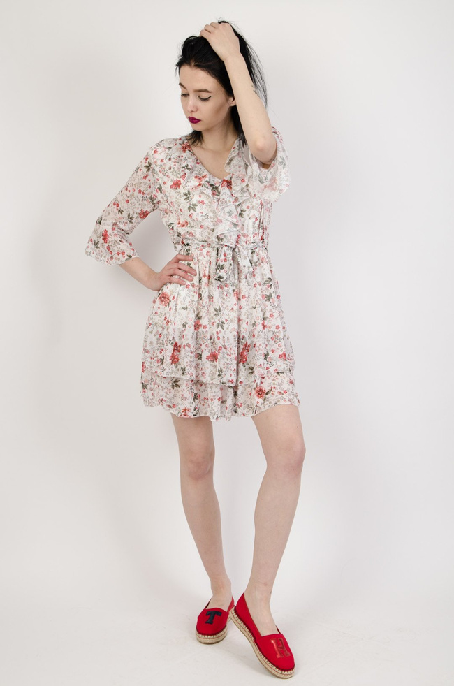 Biała sukienka w drobne kwiaty z falbanami