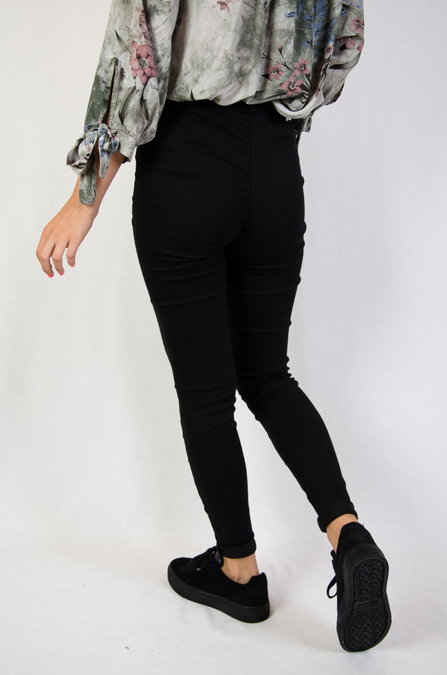 Czarne spodnie z gumką w pasie i wiązaniem na biodrach