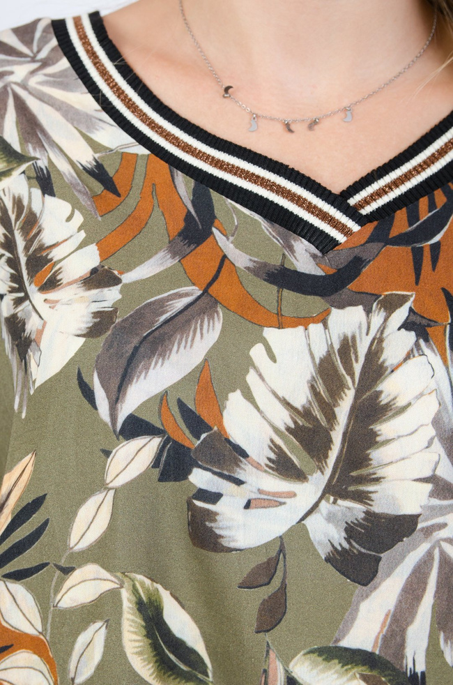 Zielona bluza z dekoltem w szpic