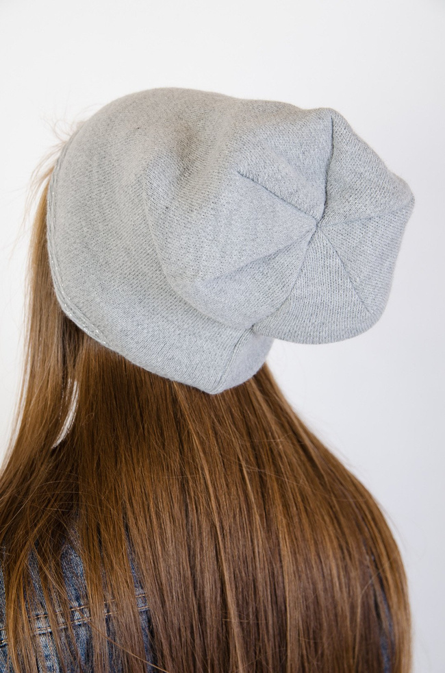 Jasno szara czapka smerfetka obszyta warkoczem