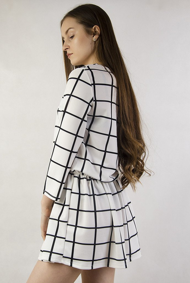 Biała sukienka w czarną kratę oraz gumką w pasie