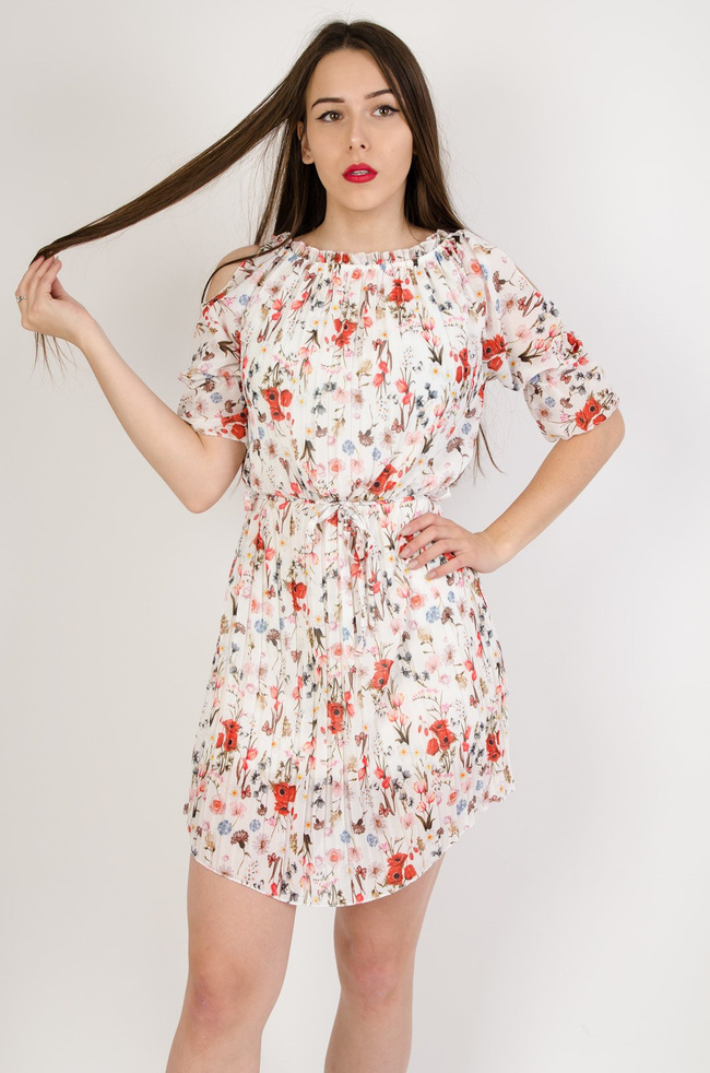 Biała plisowana sukienka w kwiaty z odkrytymi ramionami