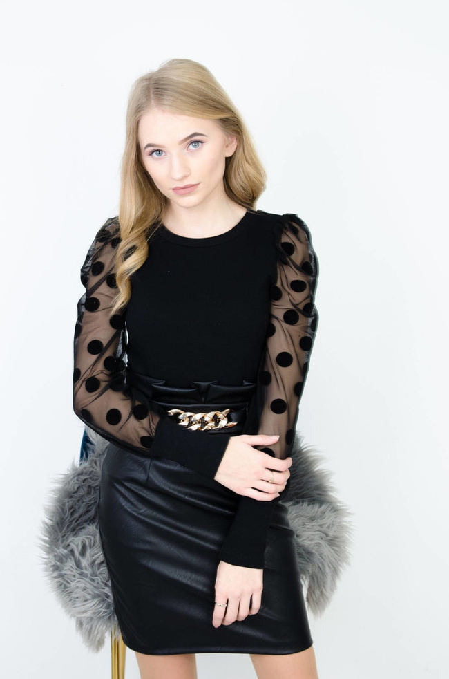 CZARNA PRĄŻKOWANA BLUZKA Z TIULOWYMI RĘKAWAMI W GROCHY