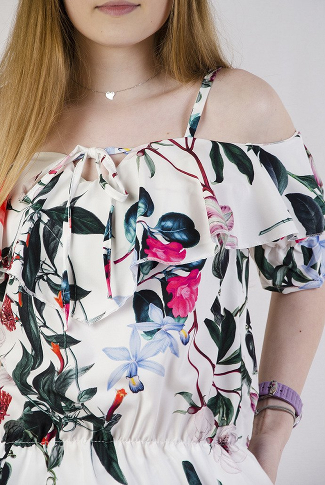 Biała zwiewna bluzka w kwiaty