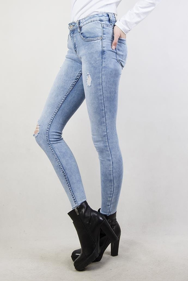 Jasne spodnie jeansowe, przylegające, z przetarciami