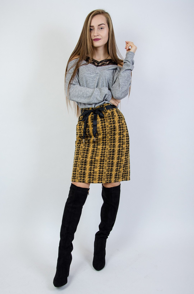 Musztardowa spódnica w pepitkę wiązana wstążką w pasie