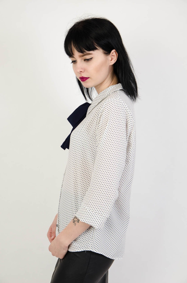 Biała bluzka w kropki z kokardą