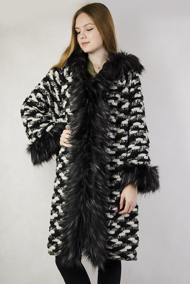 Biało-czarny płaszcz z czarnym futrem