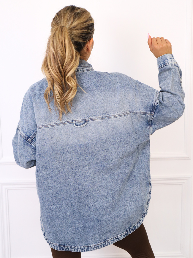 KOSZULA JEANSOWA Z KIESZENIAMI ZAPINANA NA GUZIKI- NIEBIESKA