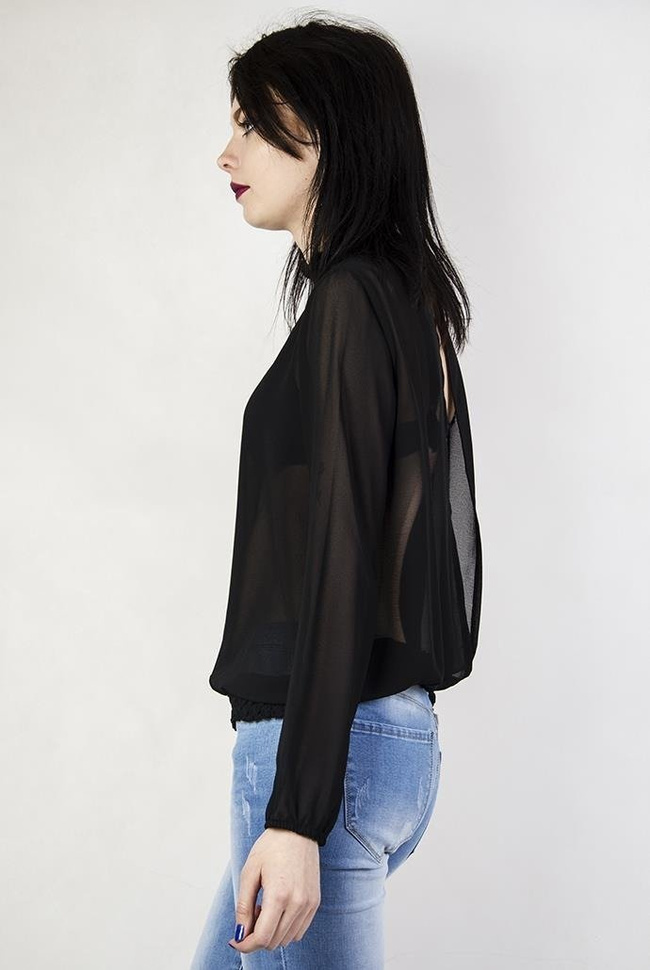 Czarna bluzka z rozcięciem z tyłu