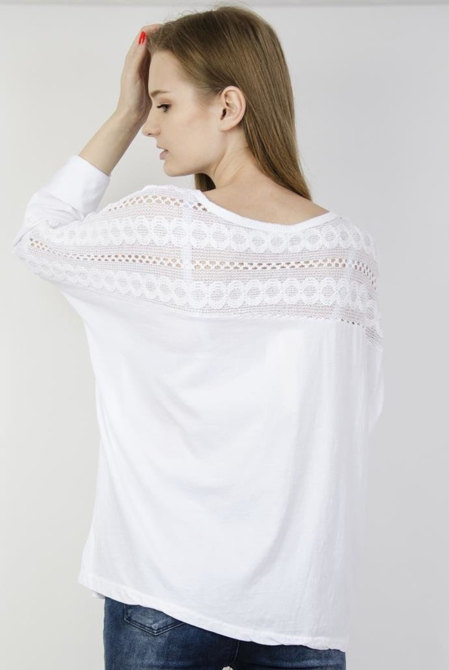Biała bluzka ze wzorami