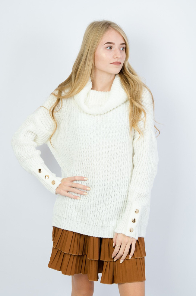 Kremowy sweter z golfem