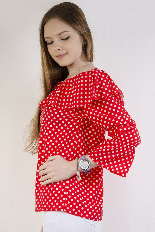 Czerwona bluzka z hiszpańskim dekoltem w grochy