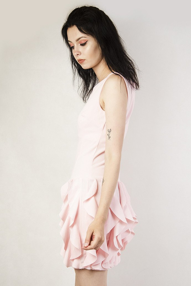 Różowa sukienka z falbankami