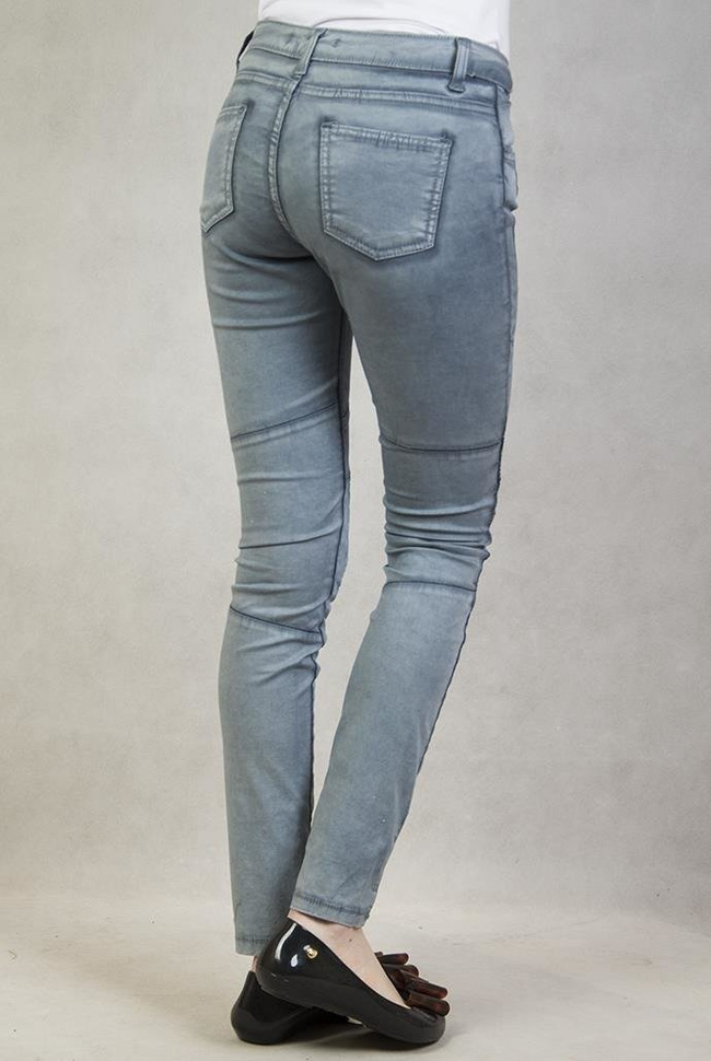 Niebieskie spodnie z przeszyciami na kolanach