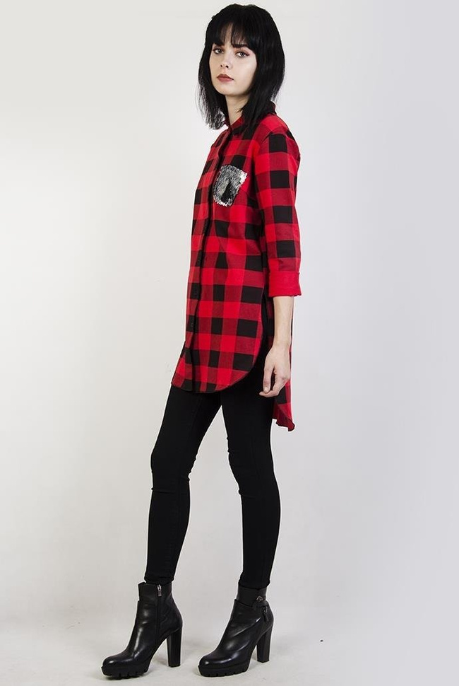 Asymetryczna czerwona koszula w kratę z srebrną cekinową kieszonką