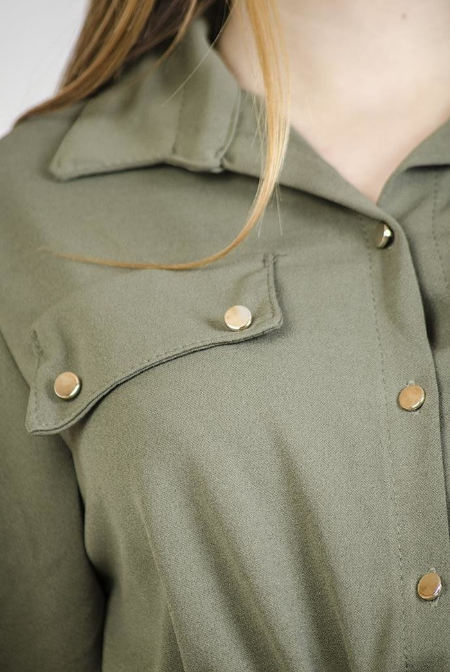 Zielona sukienka ze ściągaczem w talii