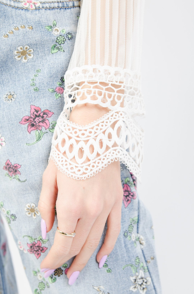 BIAŁA KORONKOWA BLUZKA Z TIULOWYMI RĘKAWAMI