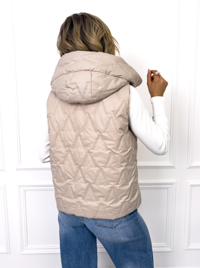 KAMIZELKA PIKOWANA Z NASZYWKĄ I KAPTUREM- JASNOBEŻOWA