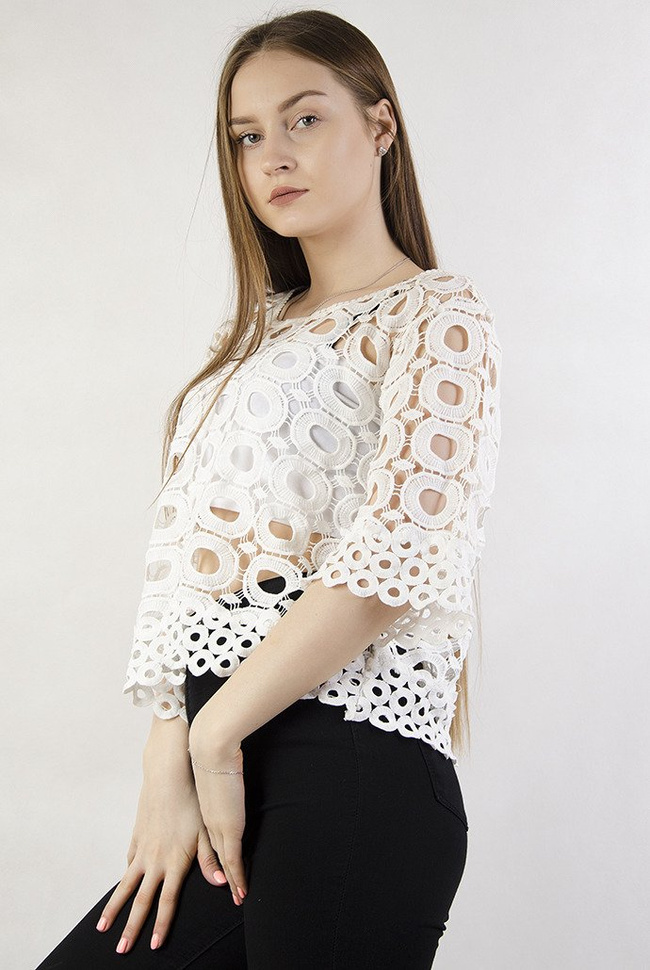 Biała bluzka w powycinane kółka