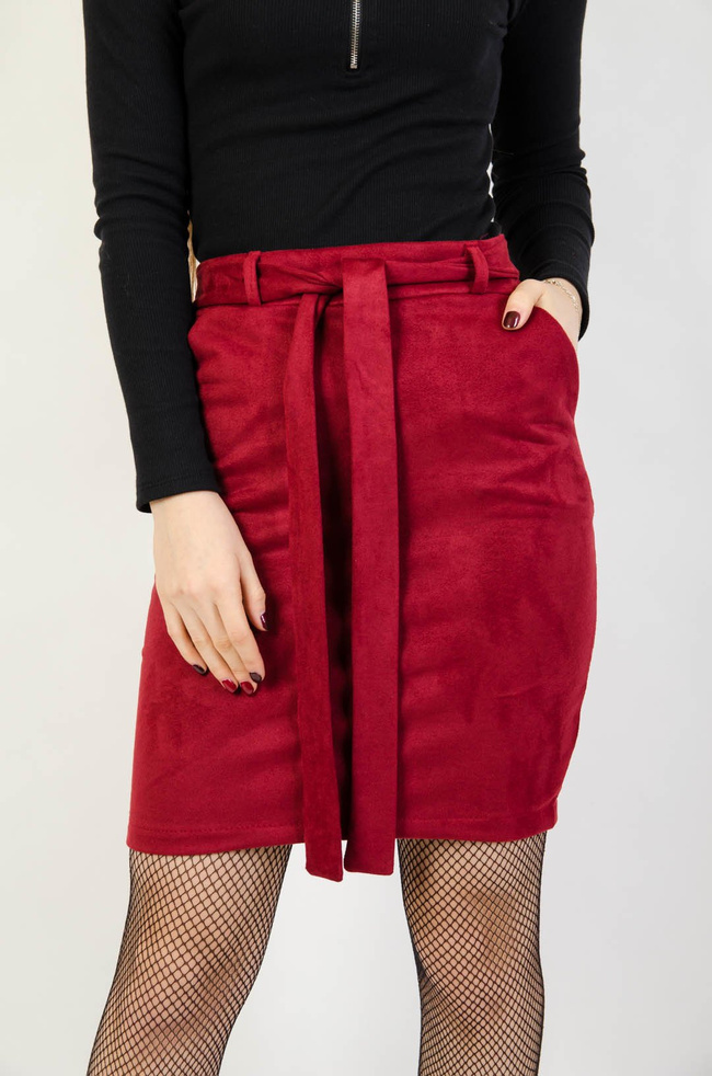 Bordowa zamszowa ołówkowa spódnica z paskiem oraz zamkiem z tyłu.