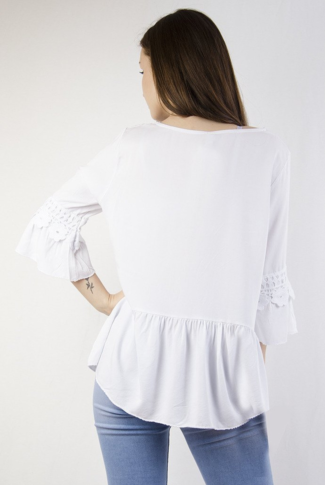 Biała bluzka z ażurowym wykończeniem