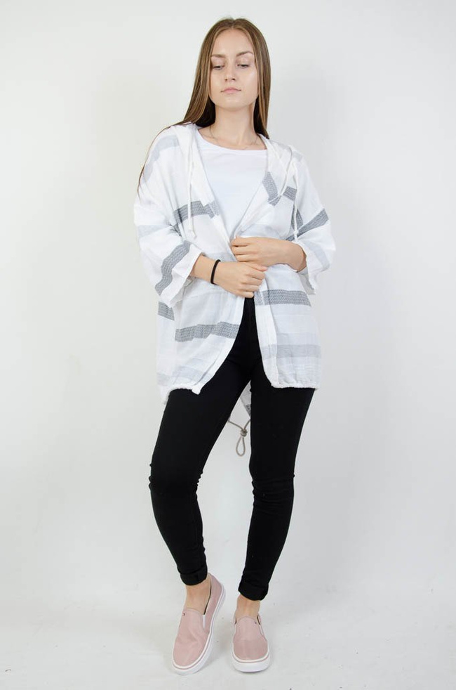 Biało szara narzuta w paski z kapturem