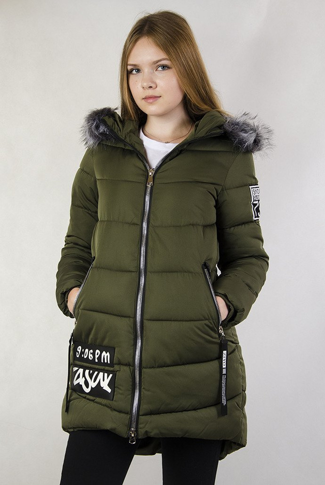 Zielona, przedłużana kurtka z naszywkami
