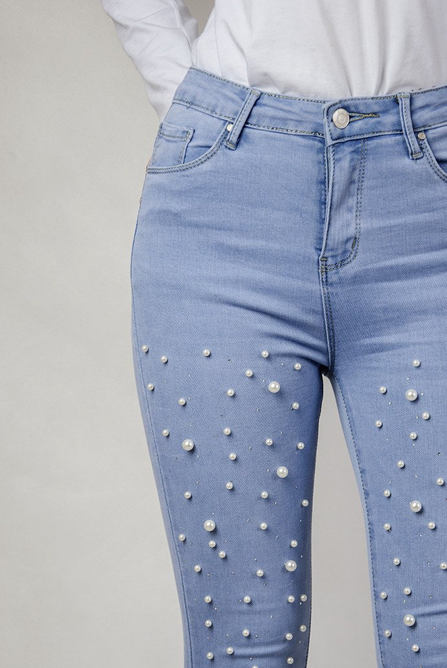 Jasne spodnie jeansowe z koralikami oraz cyrkoniami