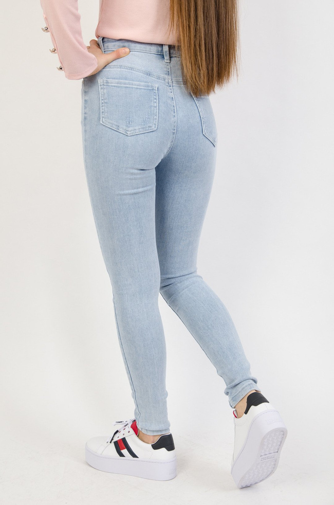 Jasne spodnie jeansowe z wyższym stanem